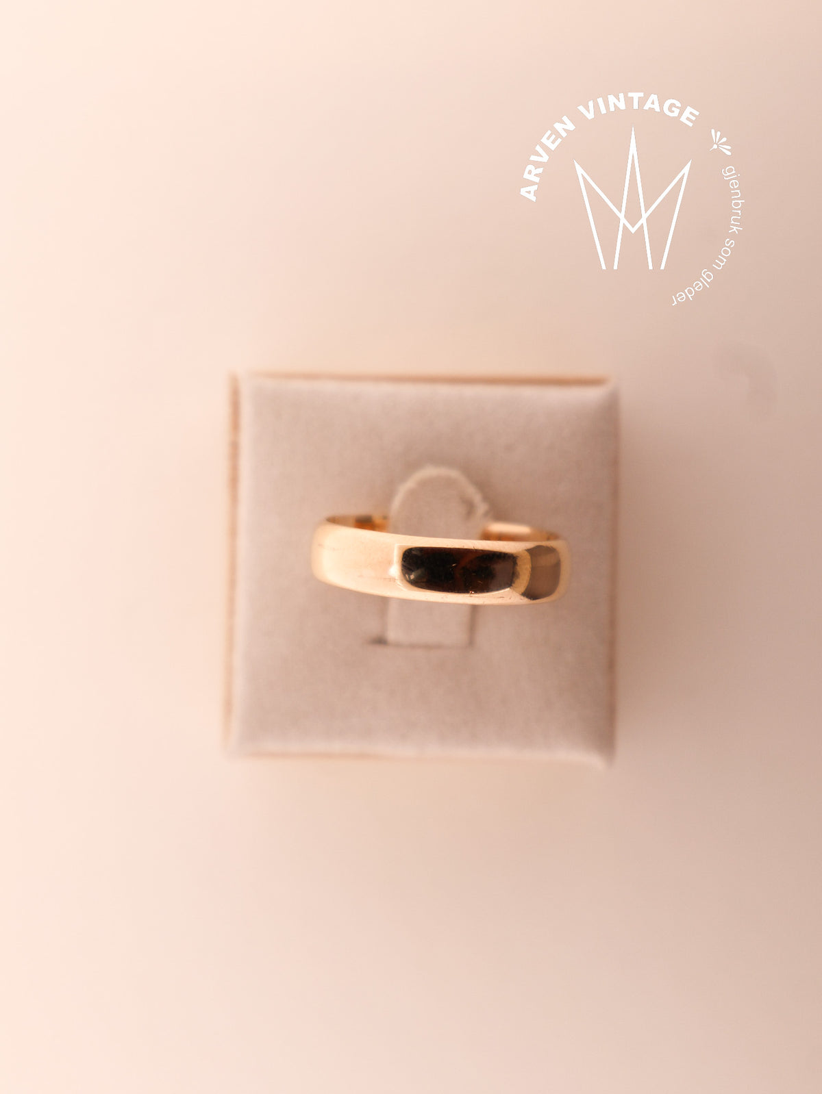 Vintage smooth yellow gold ring, size 64