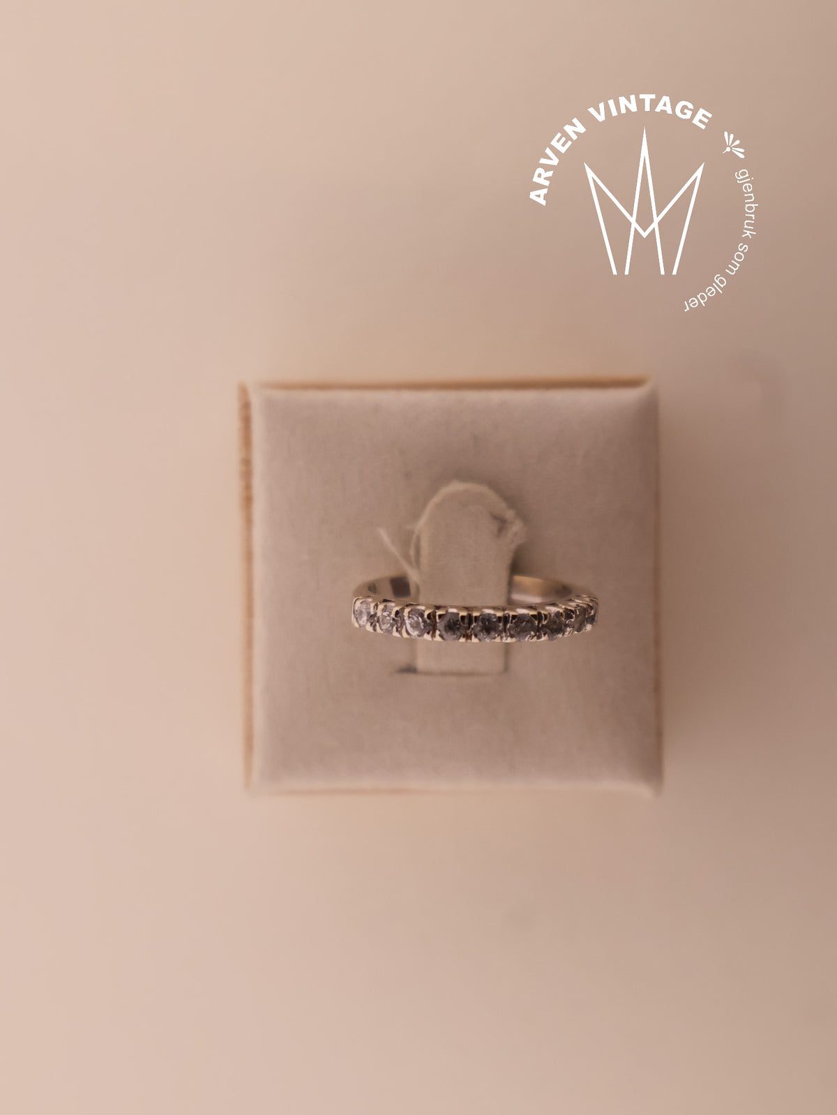 Vintage ring 18K hvitt gull str53 med stener