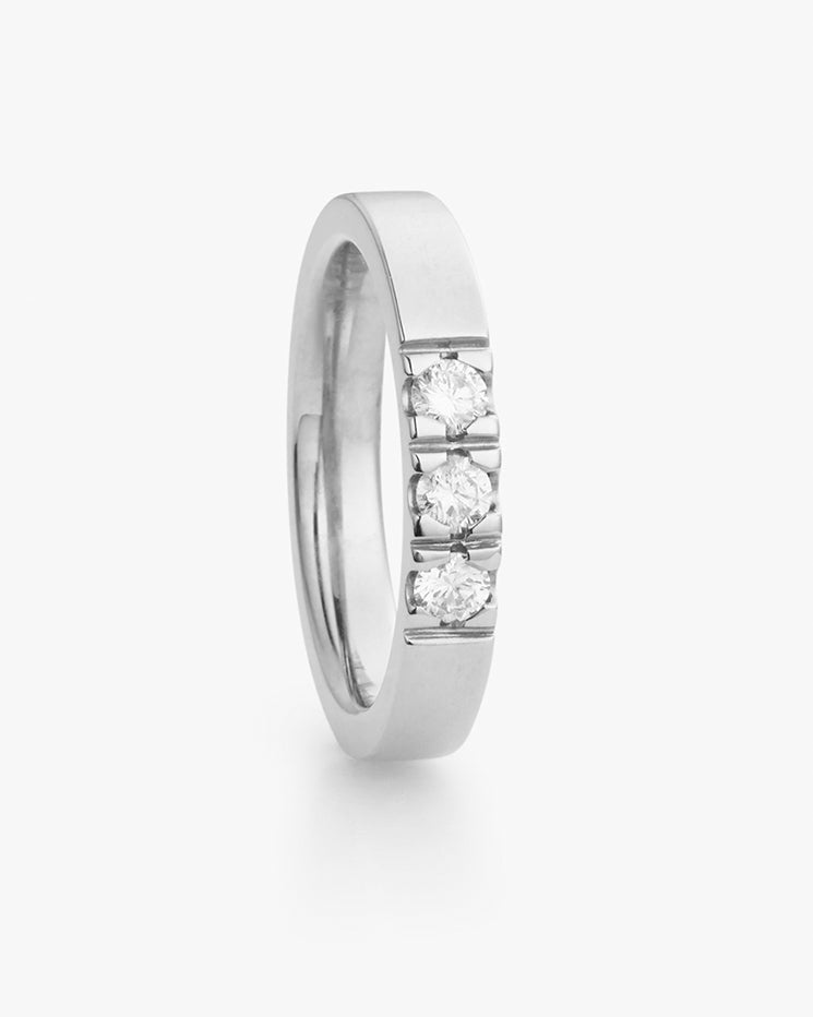 Alliansering i hvitt gull med diamant