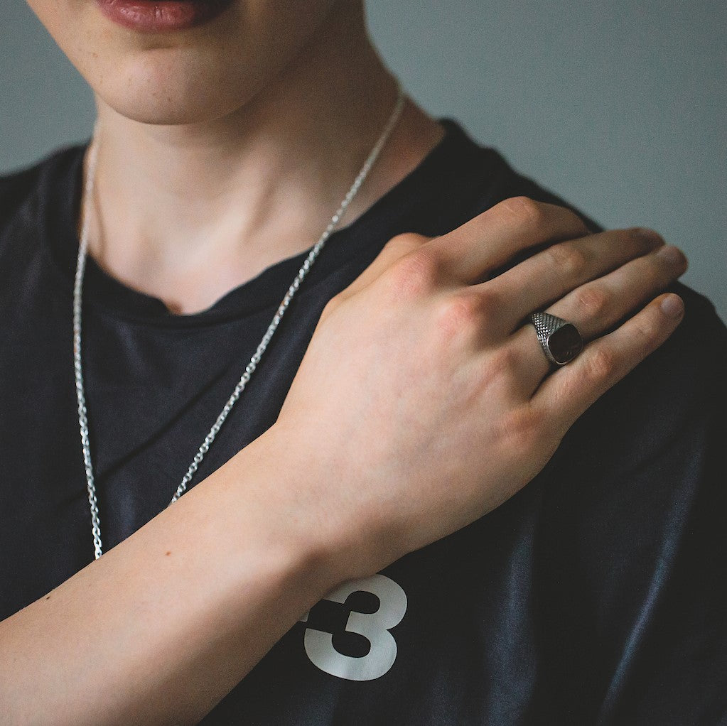Unisex ring med Onyx i oksidert sølv