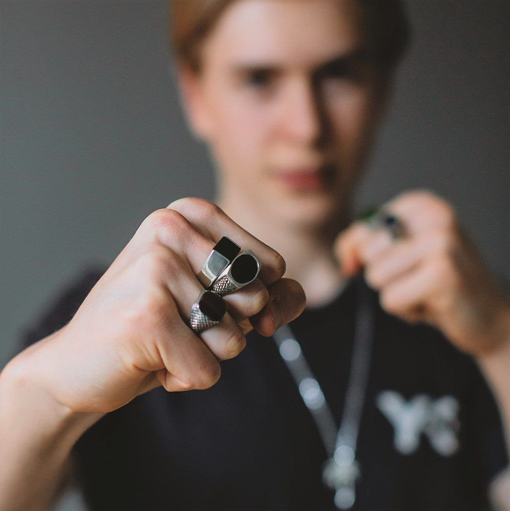 Unisex ring med Onyx i oksidert sølv