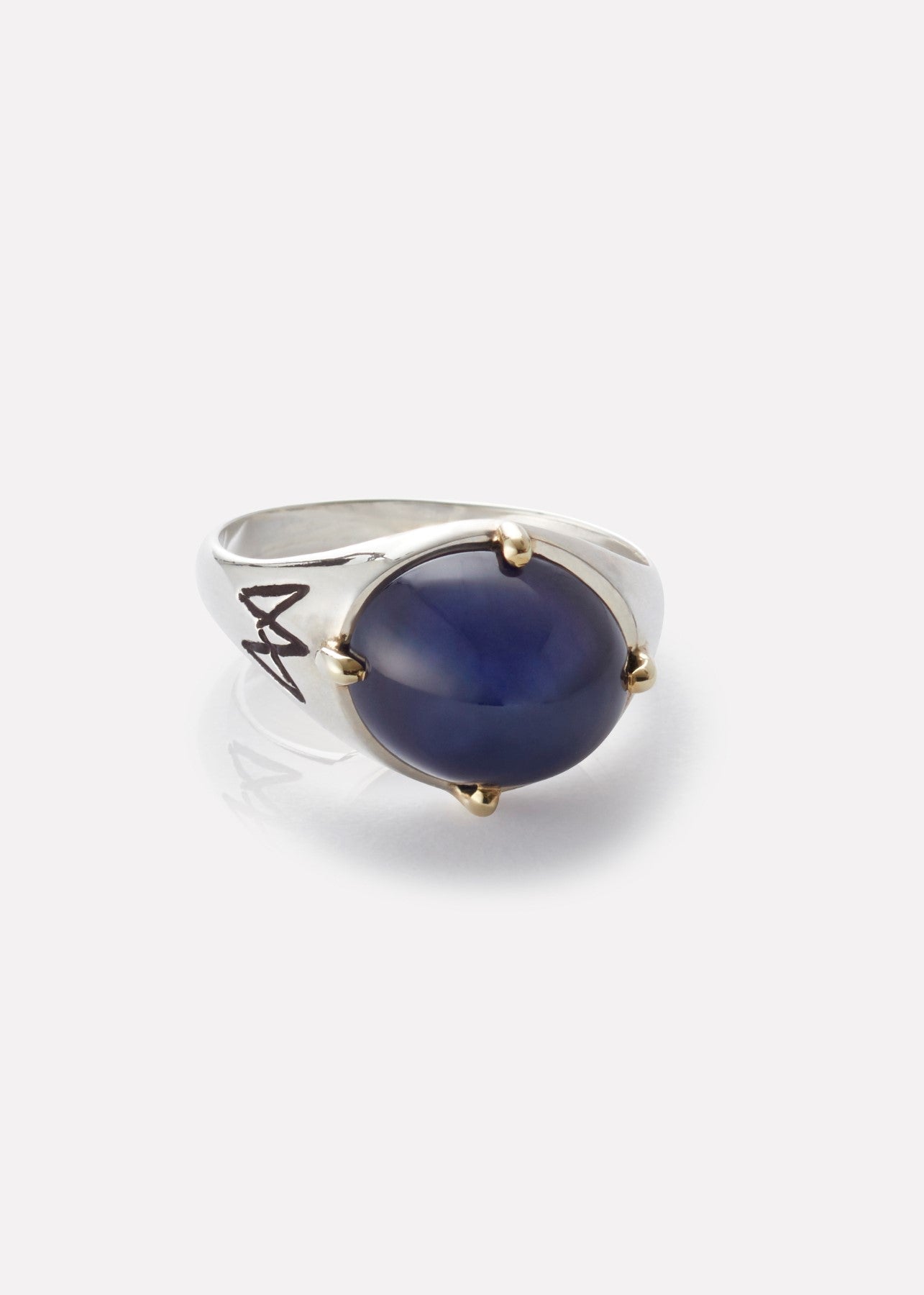 Unisex ring with gold claws and star sapphire