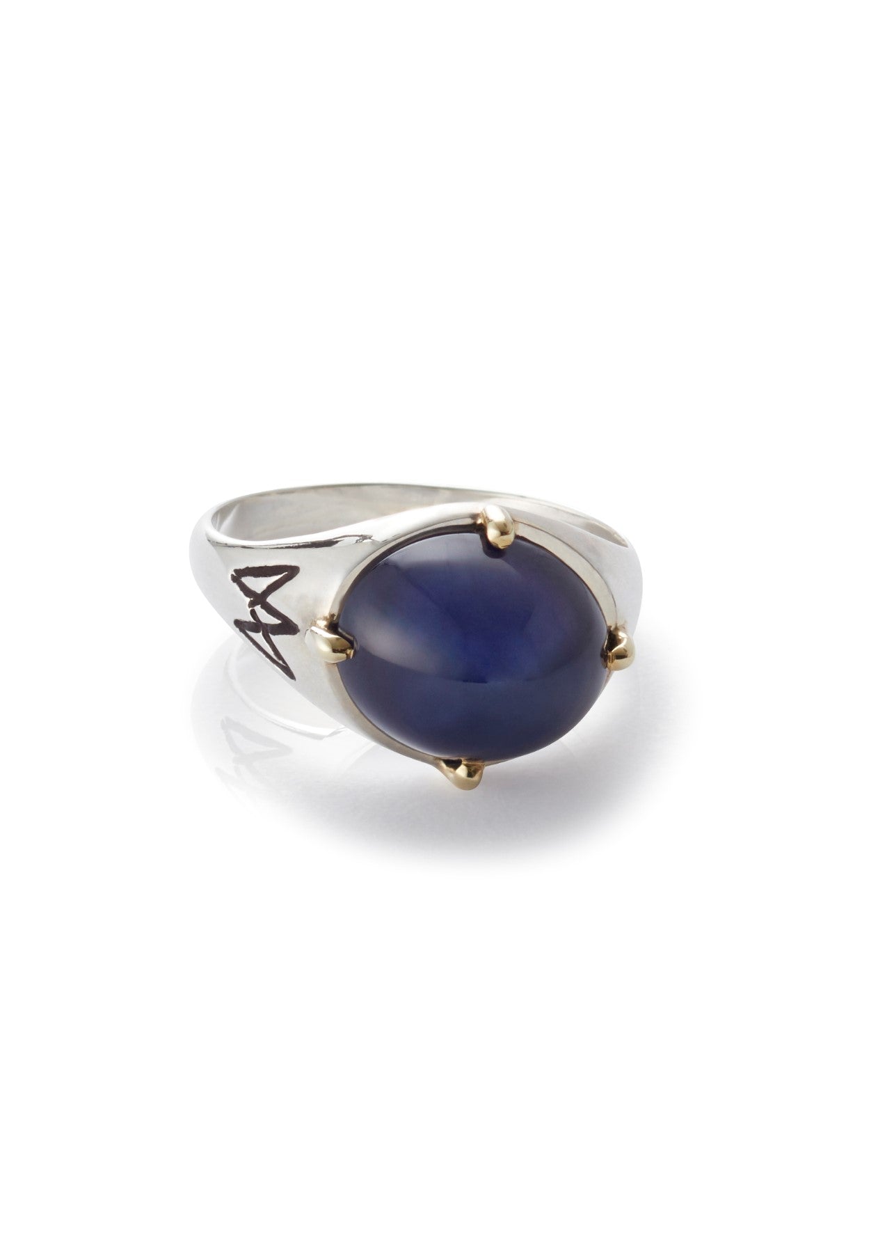 Unisex ring with gold claws and star sapphire