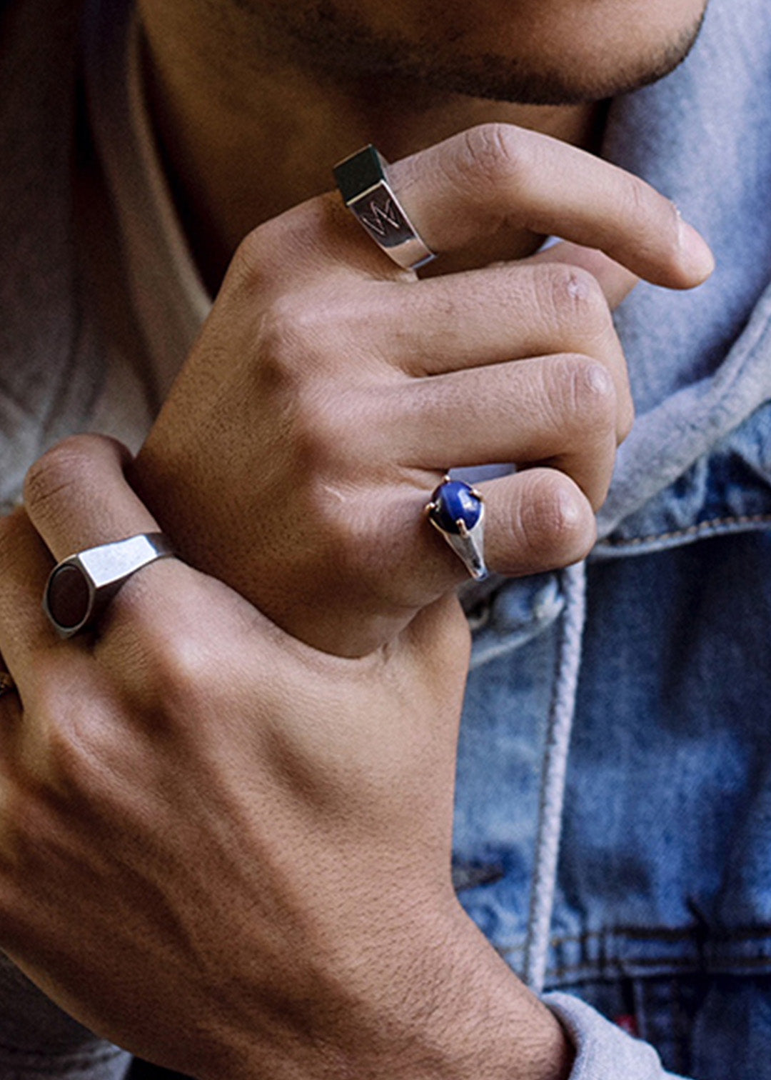 Unisex ring with gold claws and star sapphire