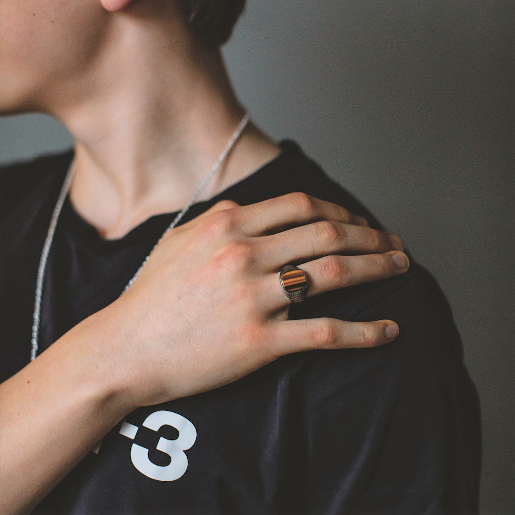 Unisex ring med tigerøye i sølv
