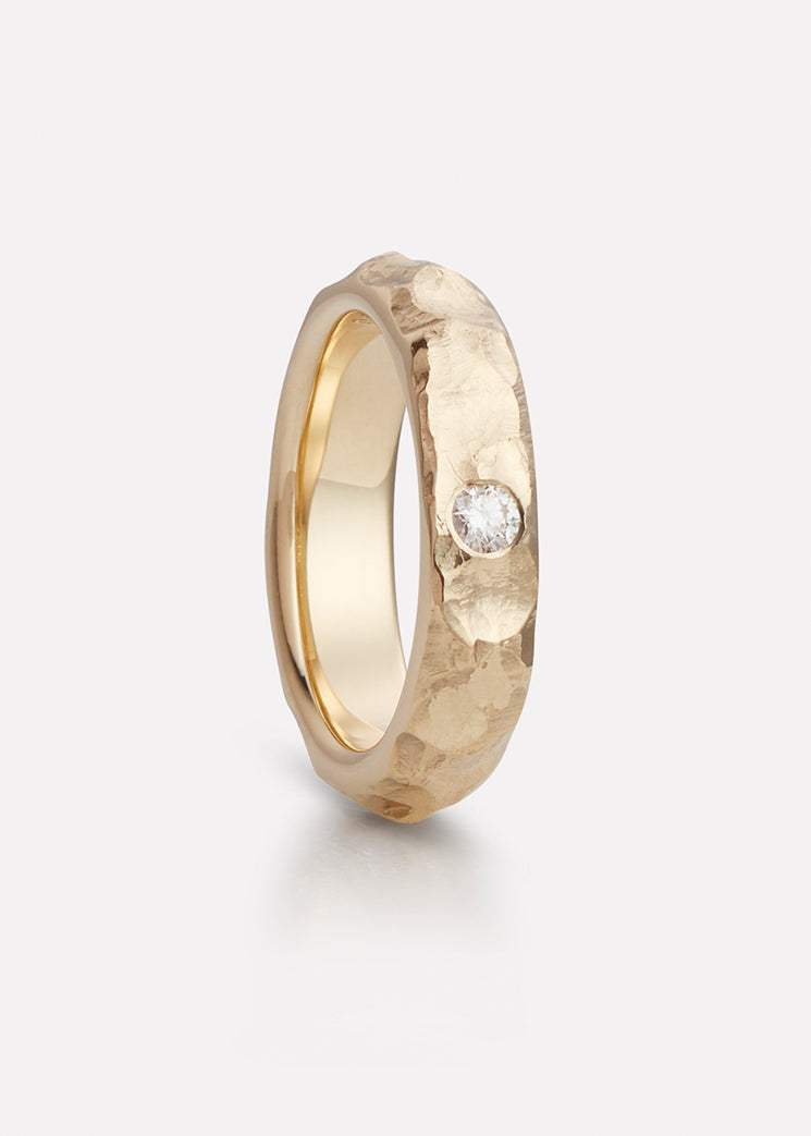 Fjell ring in yellow gold with diamond