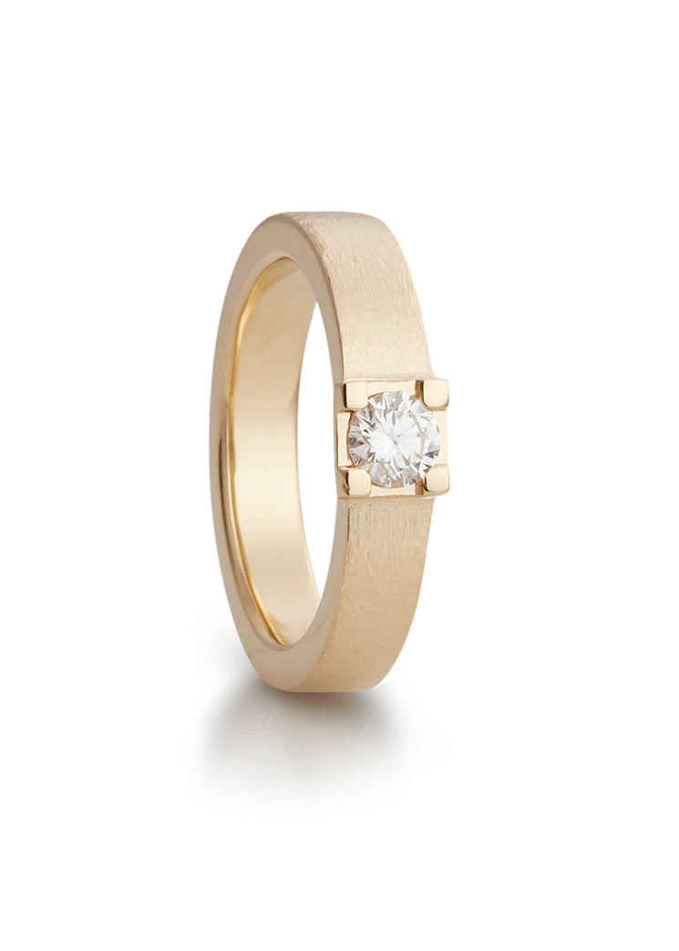 Magnificent ring in yellow gold with diamond