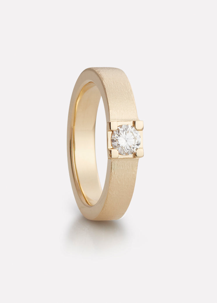 Magnificent ring in yellow gold with diamond