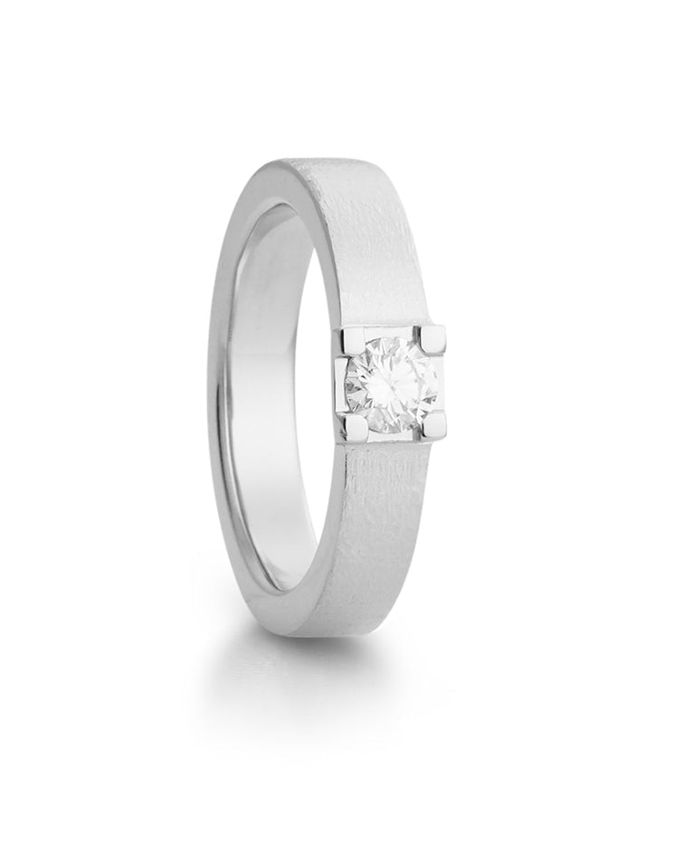 Storslått ring i hvitt gull med diamant