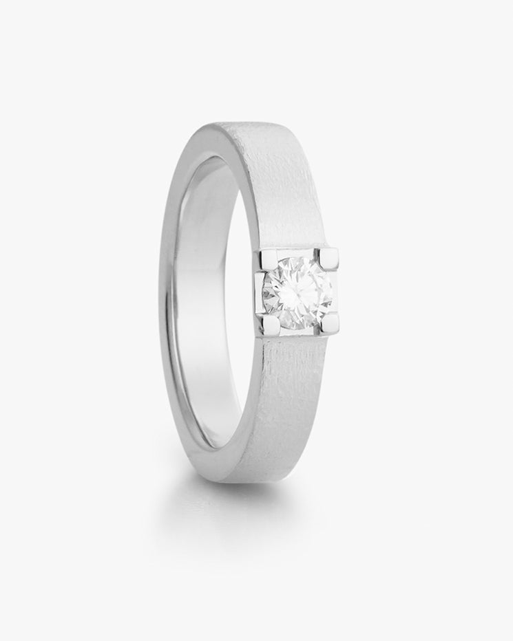 Storslått ring i hvitt gull med diamant