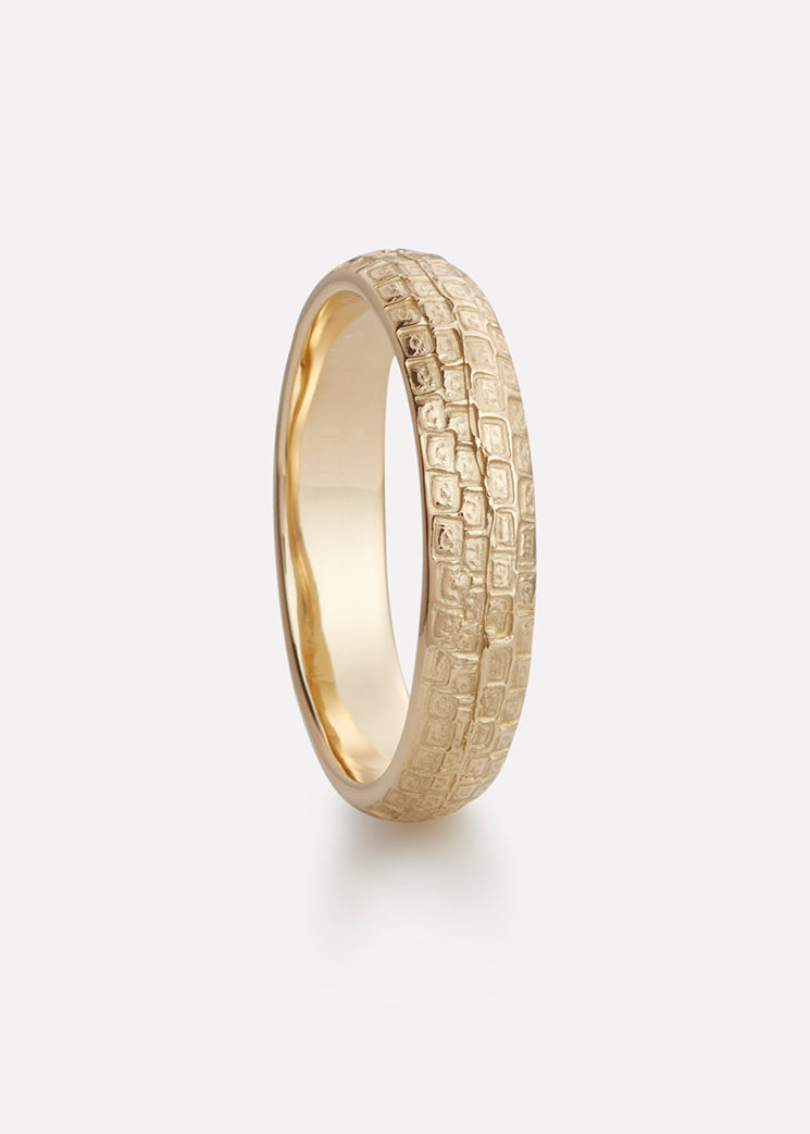 Cobblestone ring in yellow gold, ladies