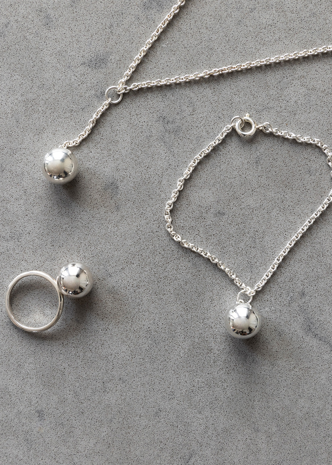 Globe necklace silver