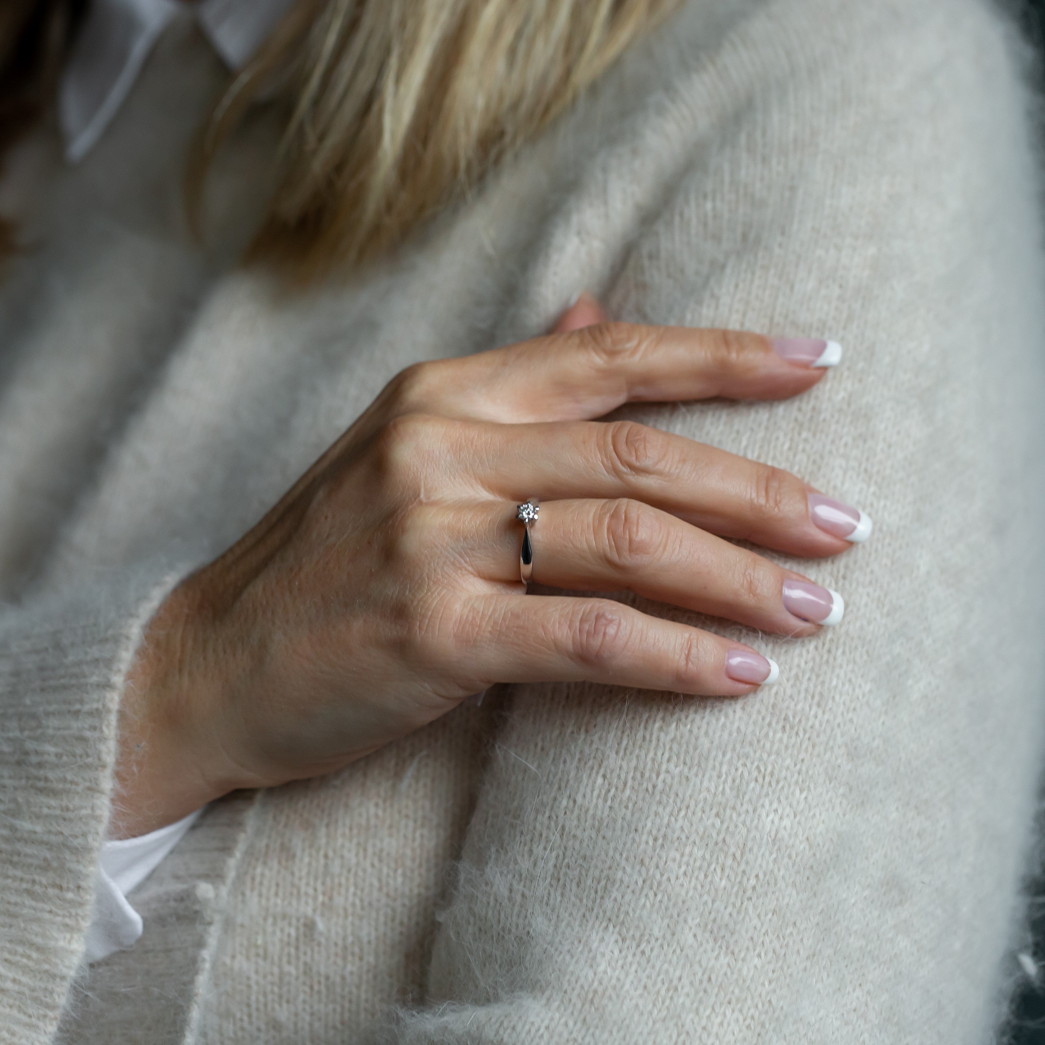 Guri ring i hvitt gull med diamant