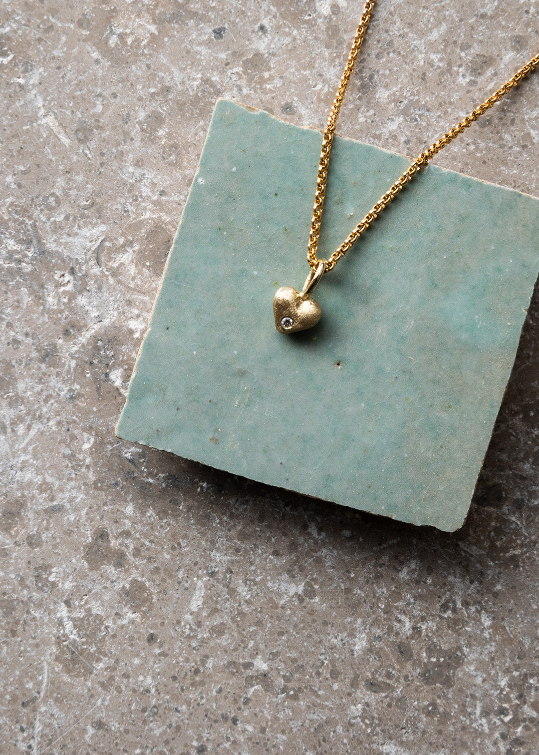 Little Pernille pendant in yellow gold with diamond