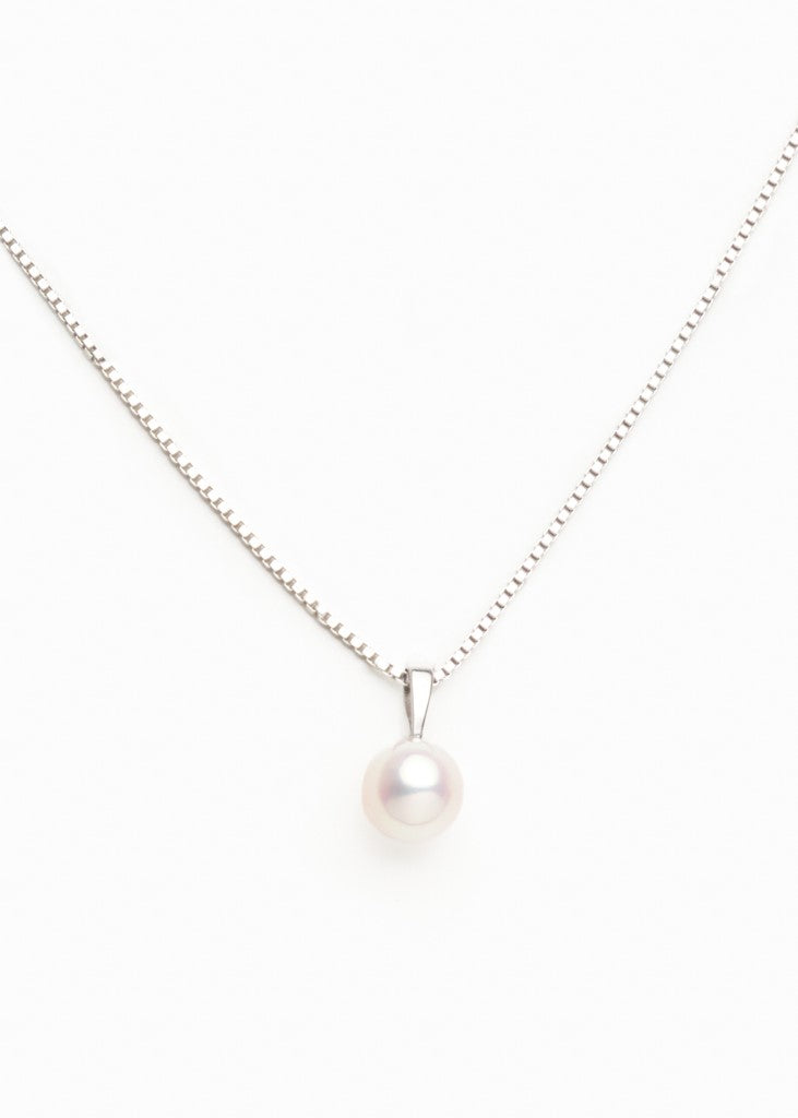 Pearl pendant in white gold