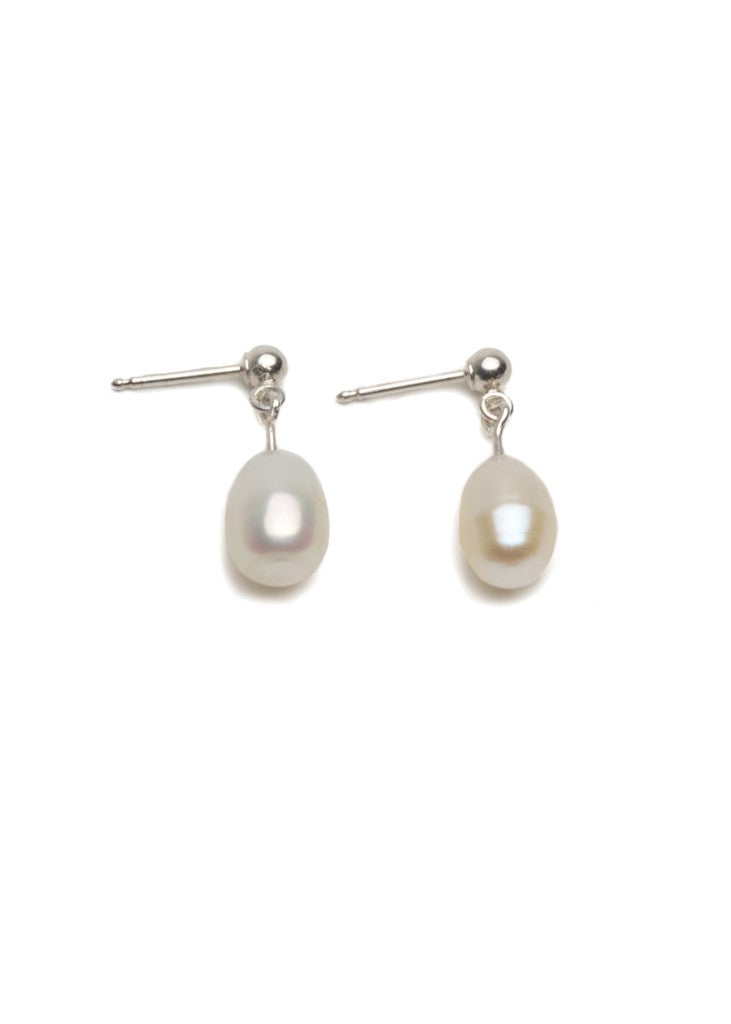 Silver ear ornament with oblong freshwater cultured pearls