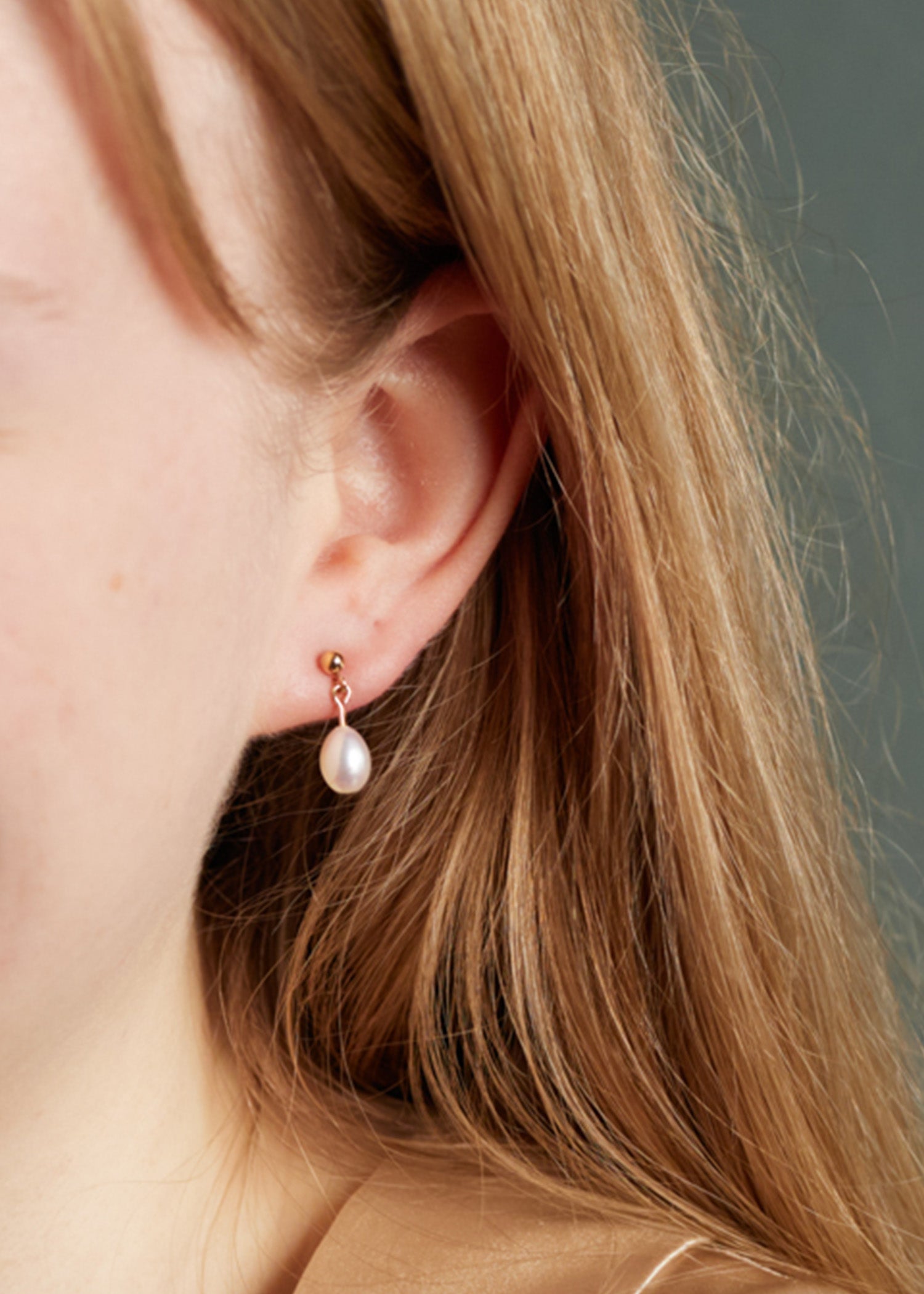 Gold-plated pearl earrings with oblong freshwater cultured pearls
