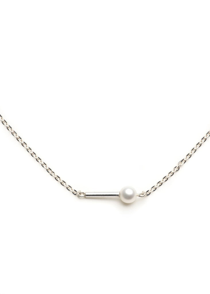 Necklace with pearl and bar in silver