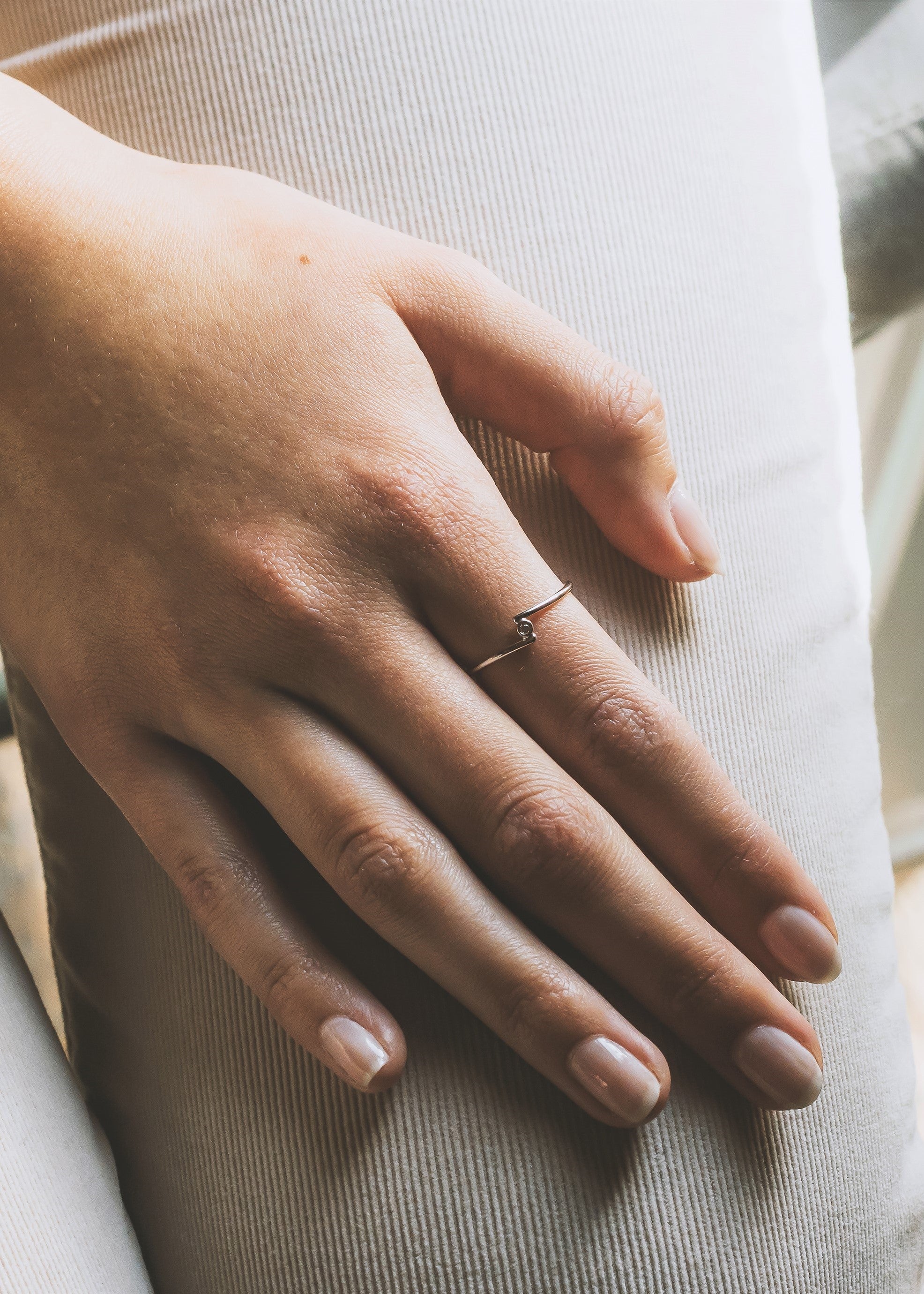 Piccolini Twist ring hvitt gull