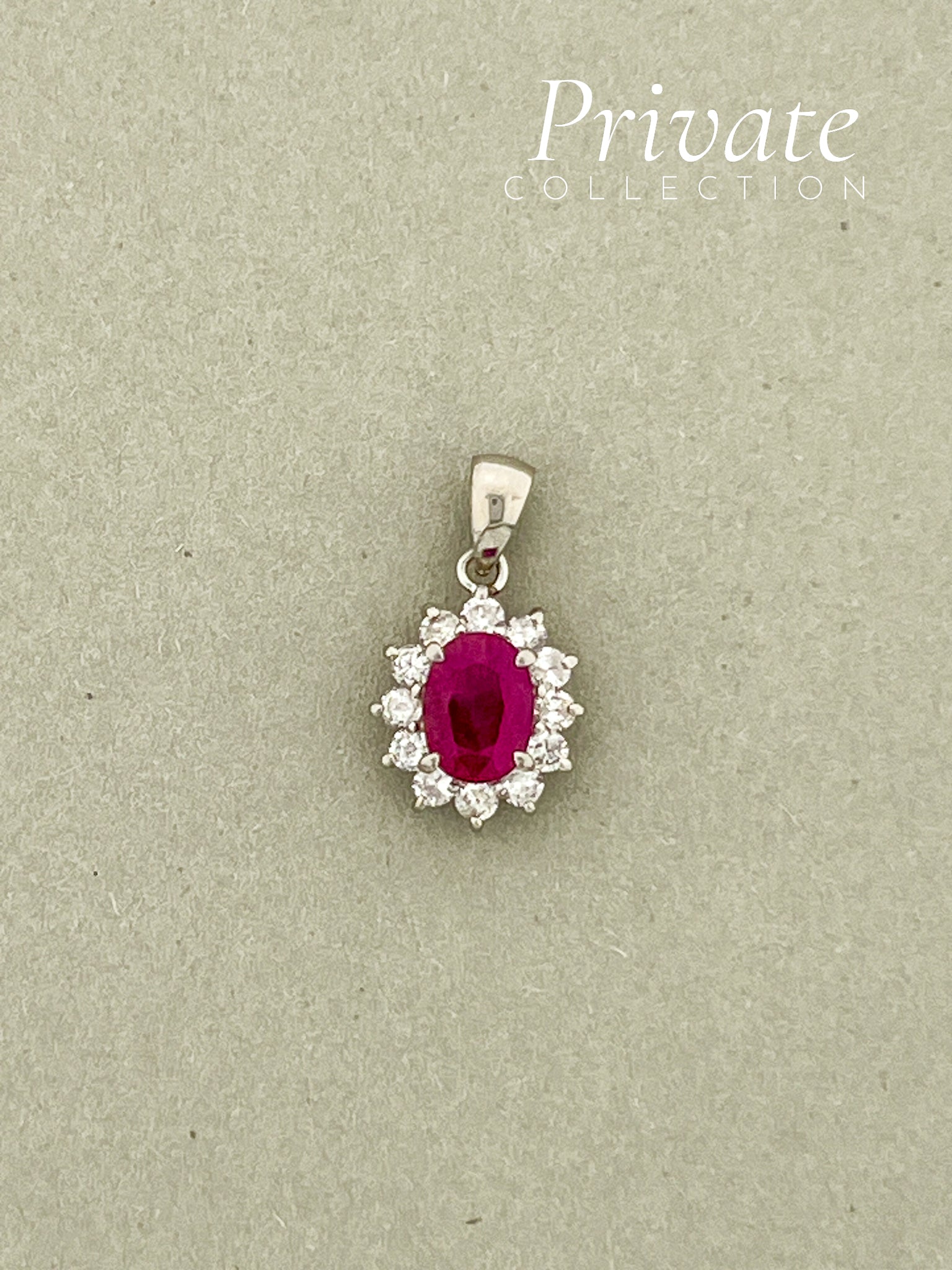 PC Diamantanheng med 1 Rubin og 12 diamanter platina