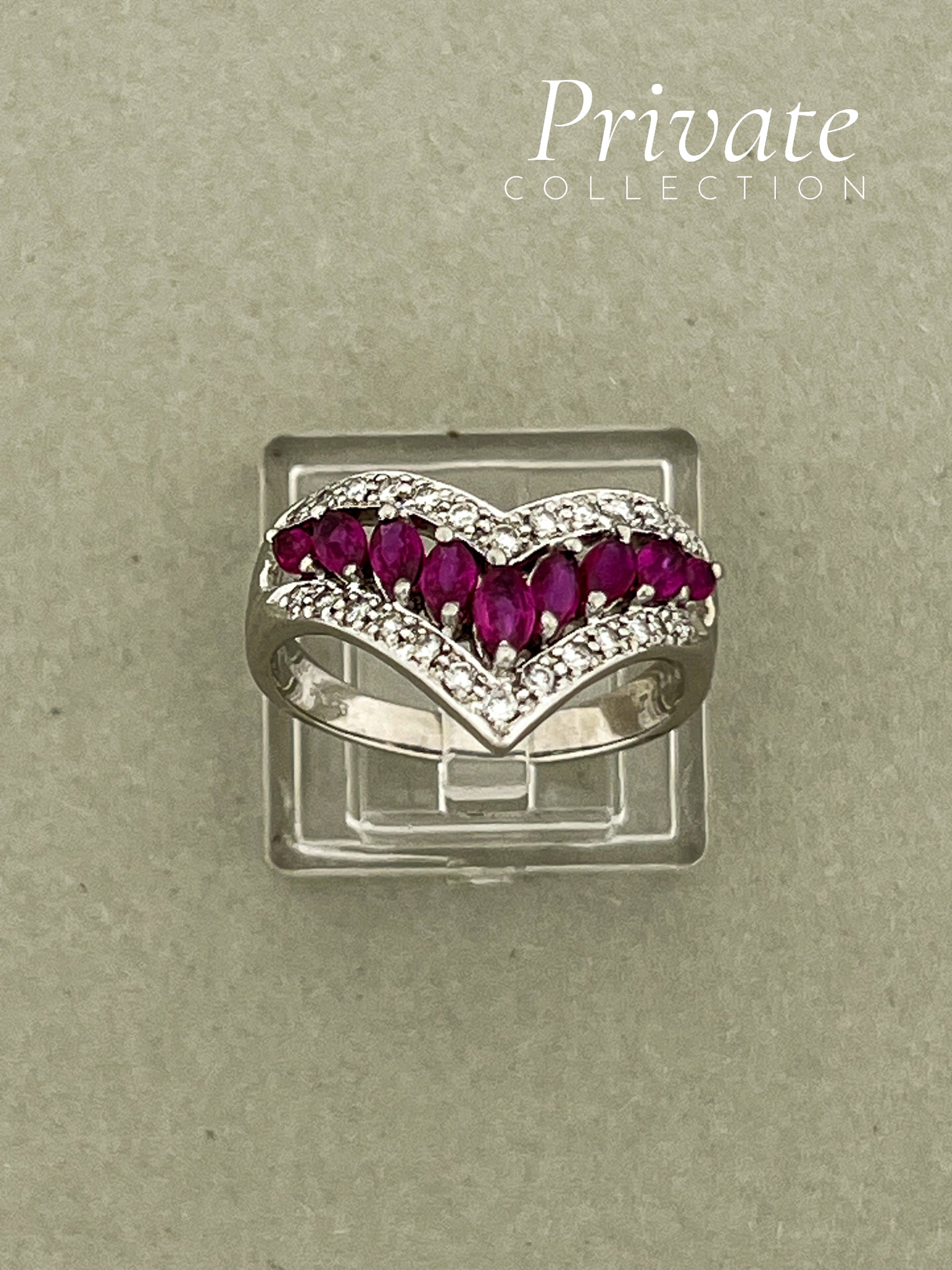 PC V-ring med 9 rubiner og 26 diamanter platina str 57