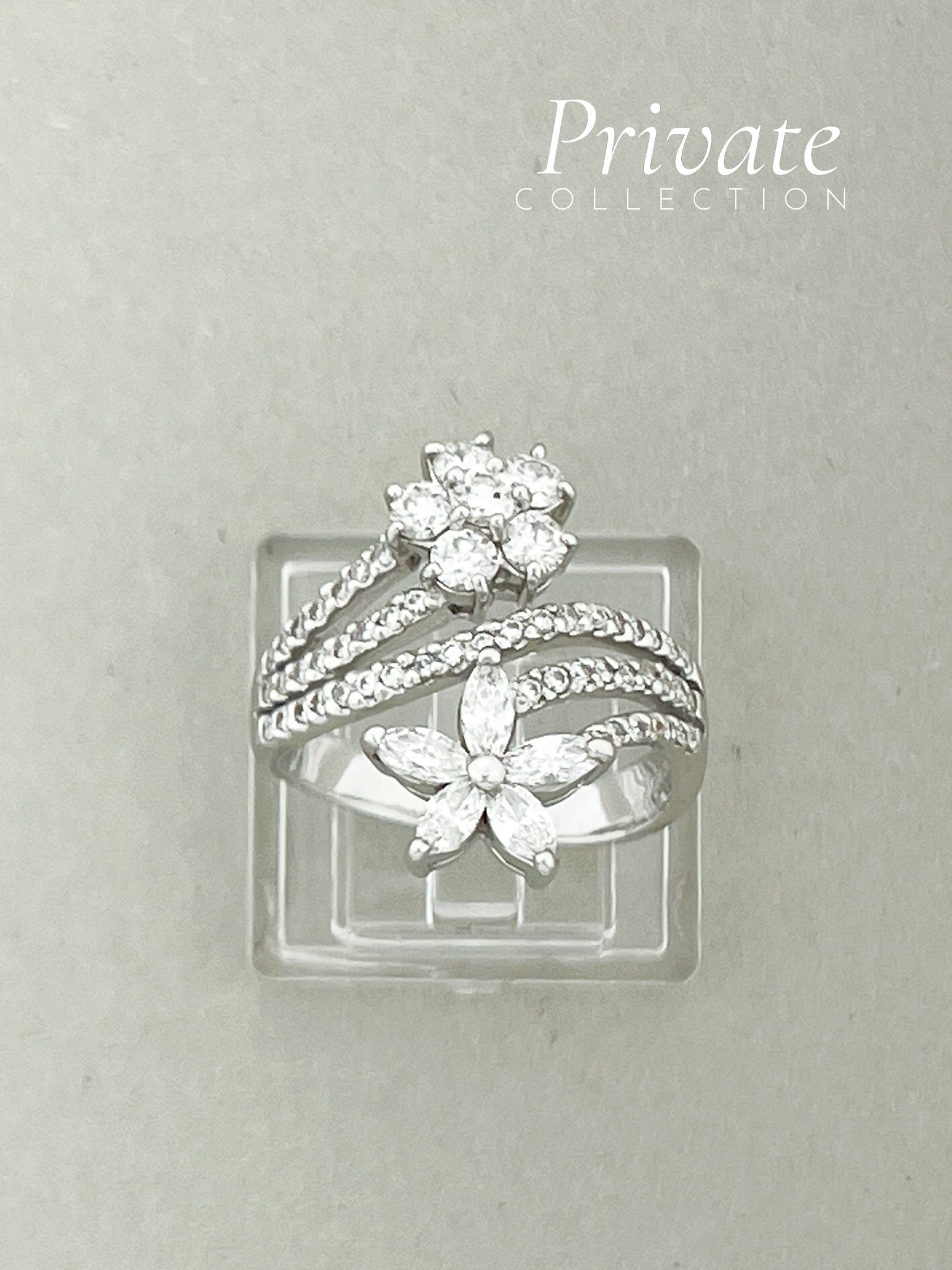 PC Diamantring 18K hvitt gull med blomster str53