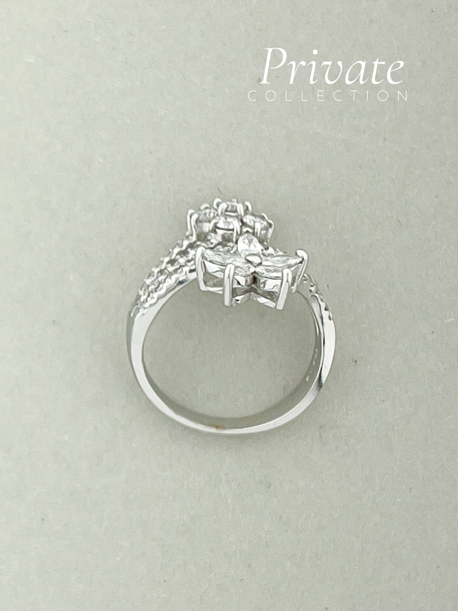 PC Diamantring 18K hvitt gull med blomster str53