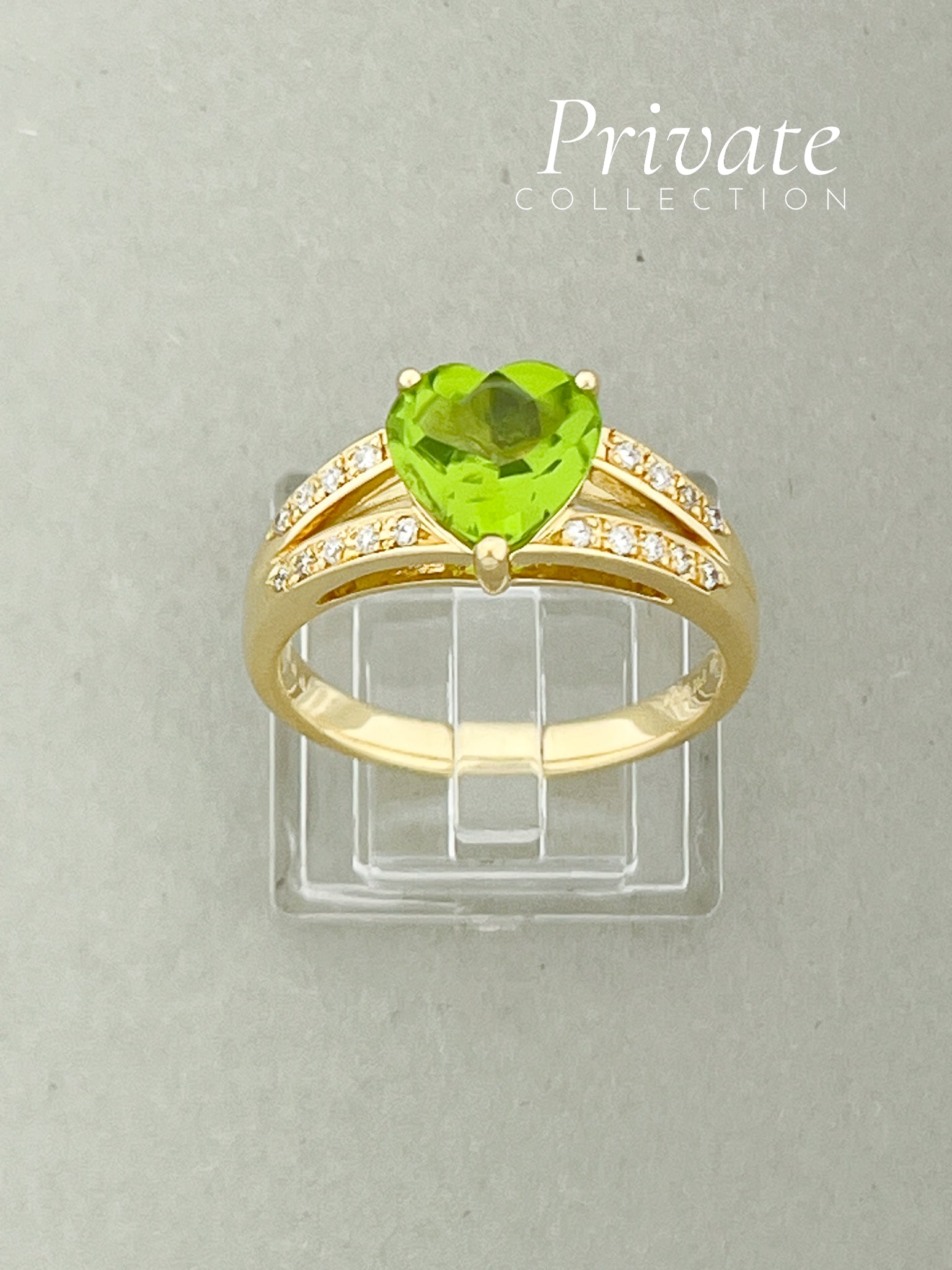PC Ring 18K gult gull med hjerte i peridot og diamanter str 61