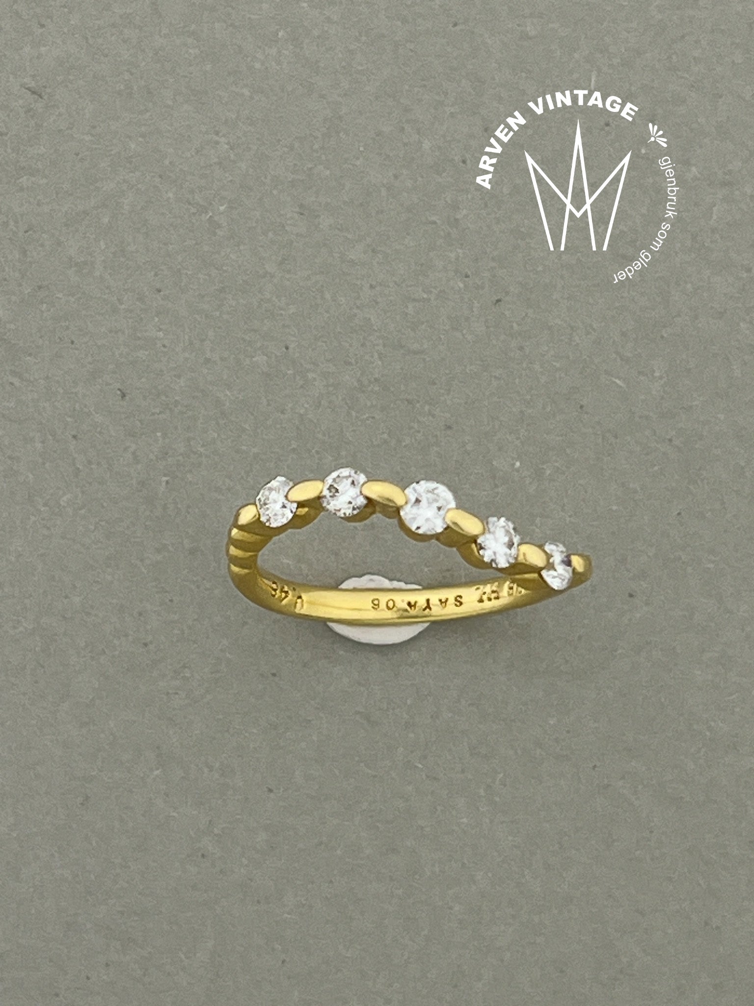 PC Ring 18K gult gull ring med diamanter str53