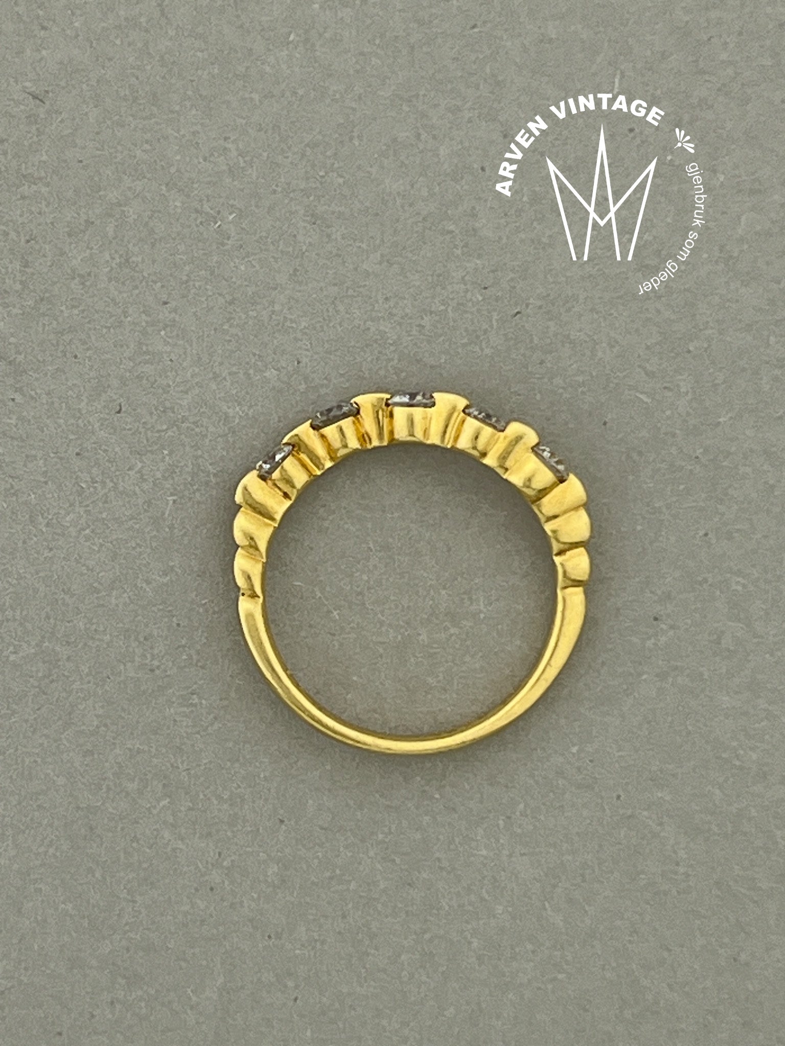 PC Ring 18K gult gull ring med diamanter str53
