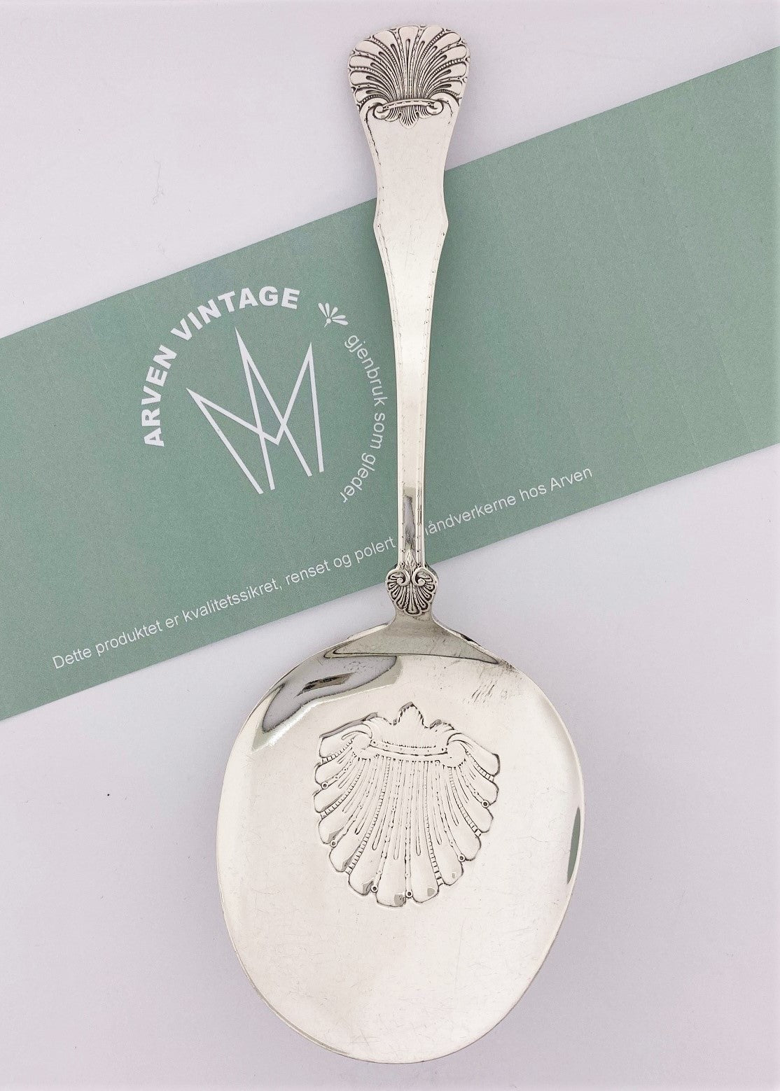 Vintage Queen egg spatula / small cake spatula