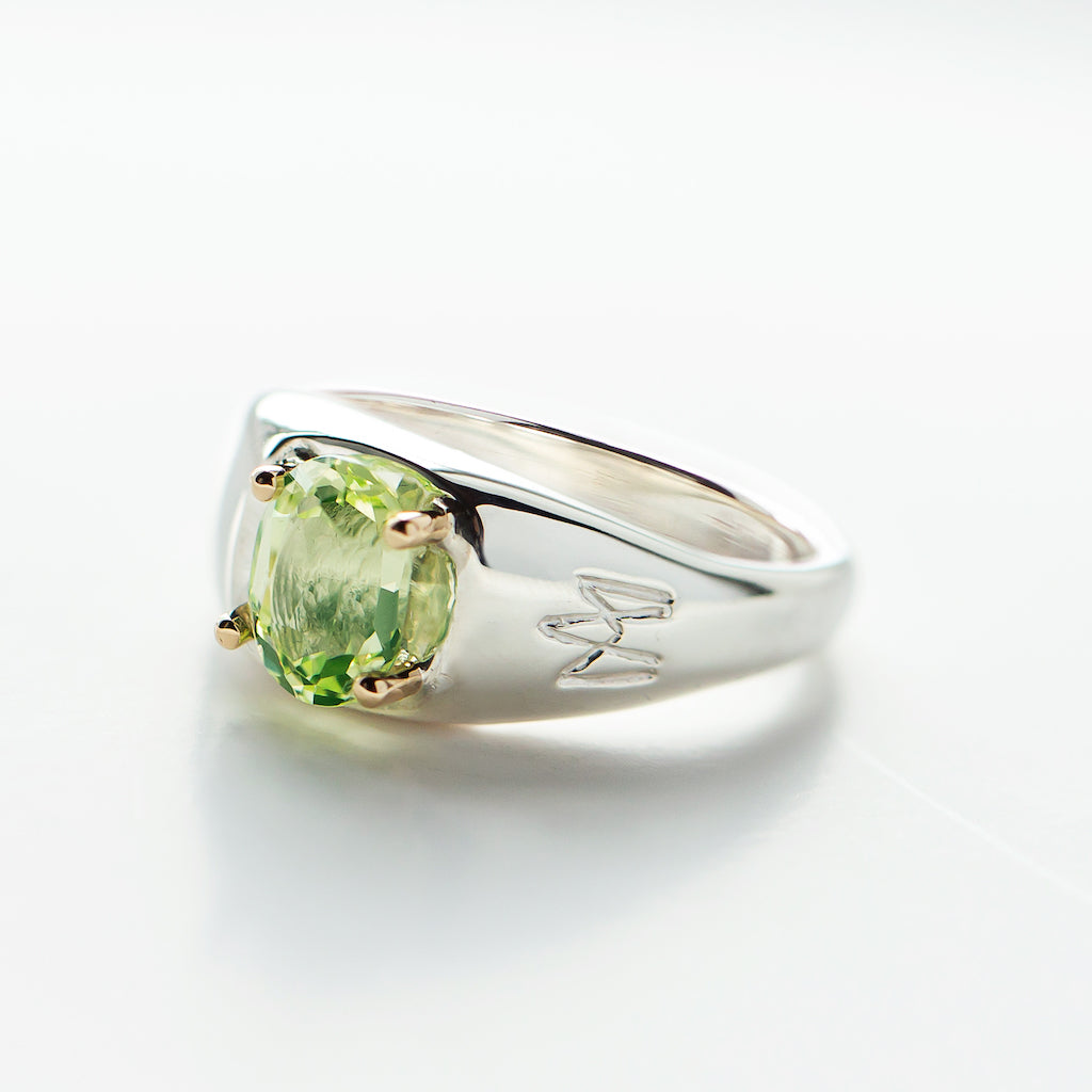Billie ring i sølv med syntetisk Peridot