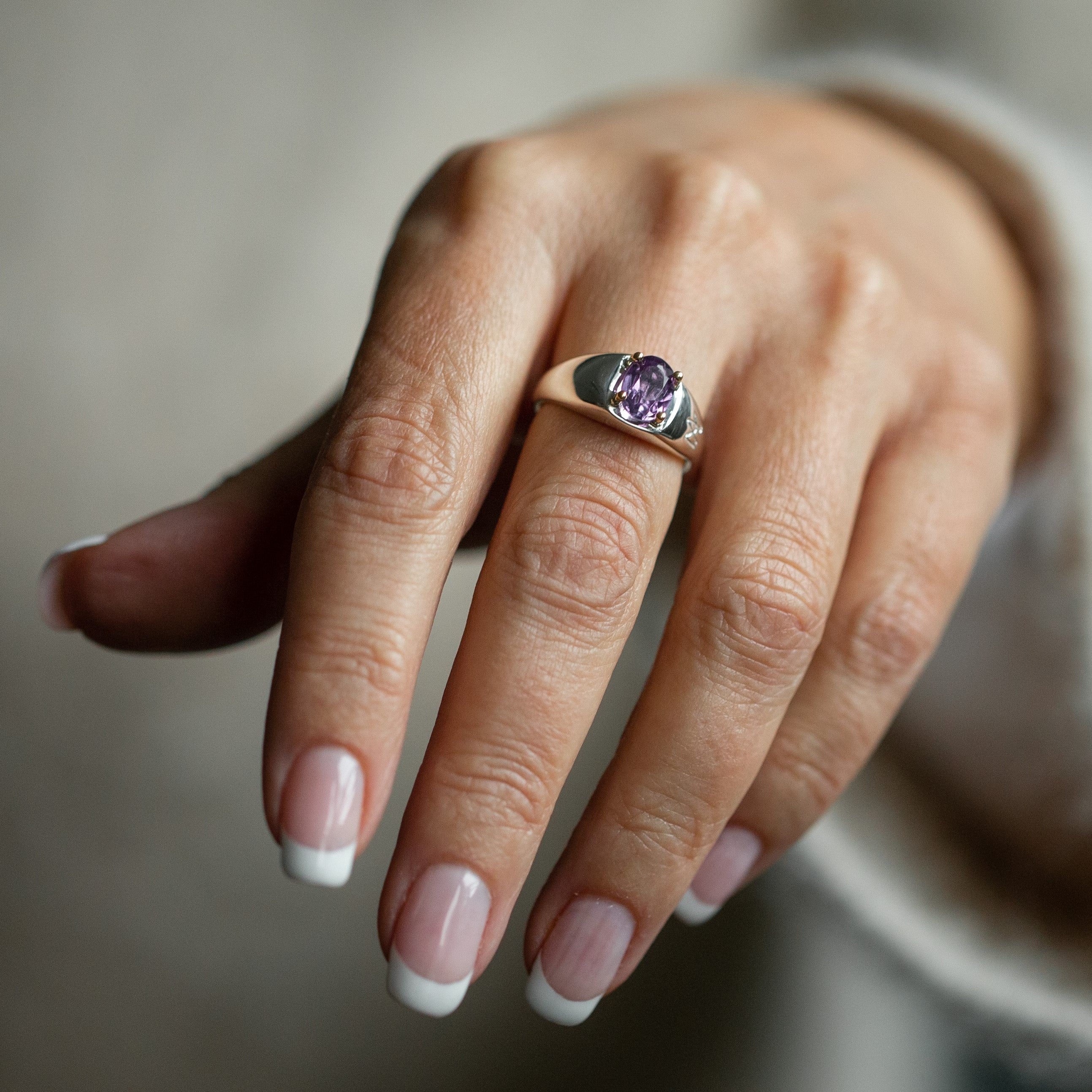 Billie ring i sølv med syntetisk safir