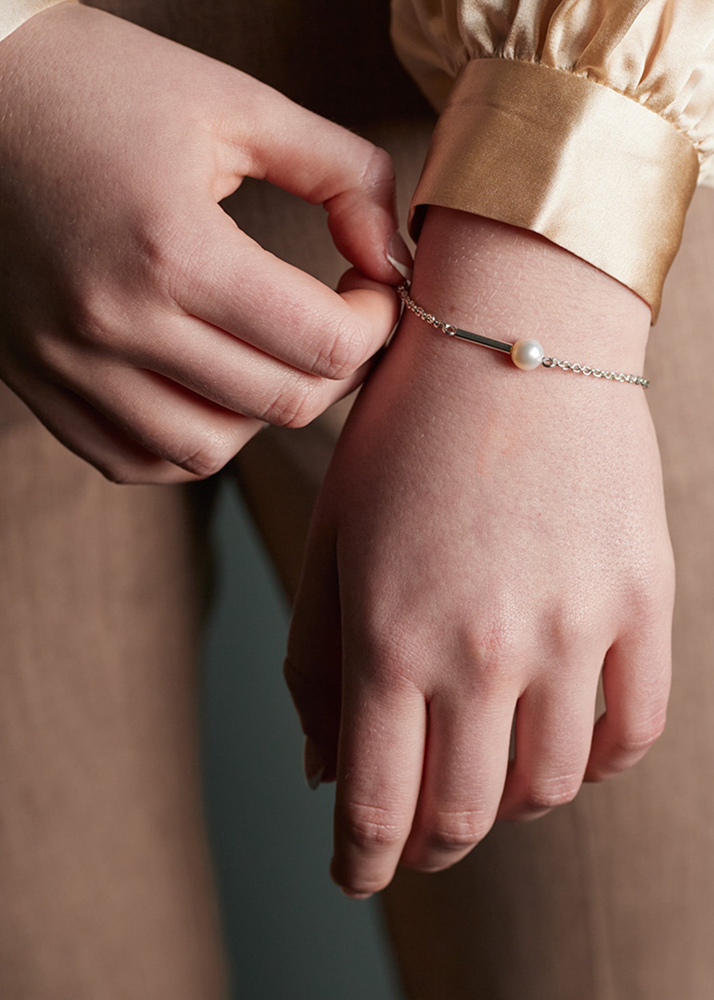 Silver bracelet with pearl and rod