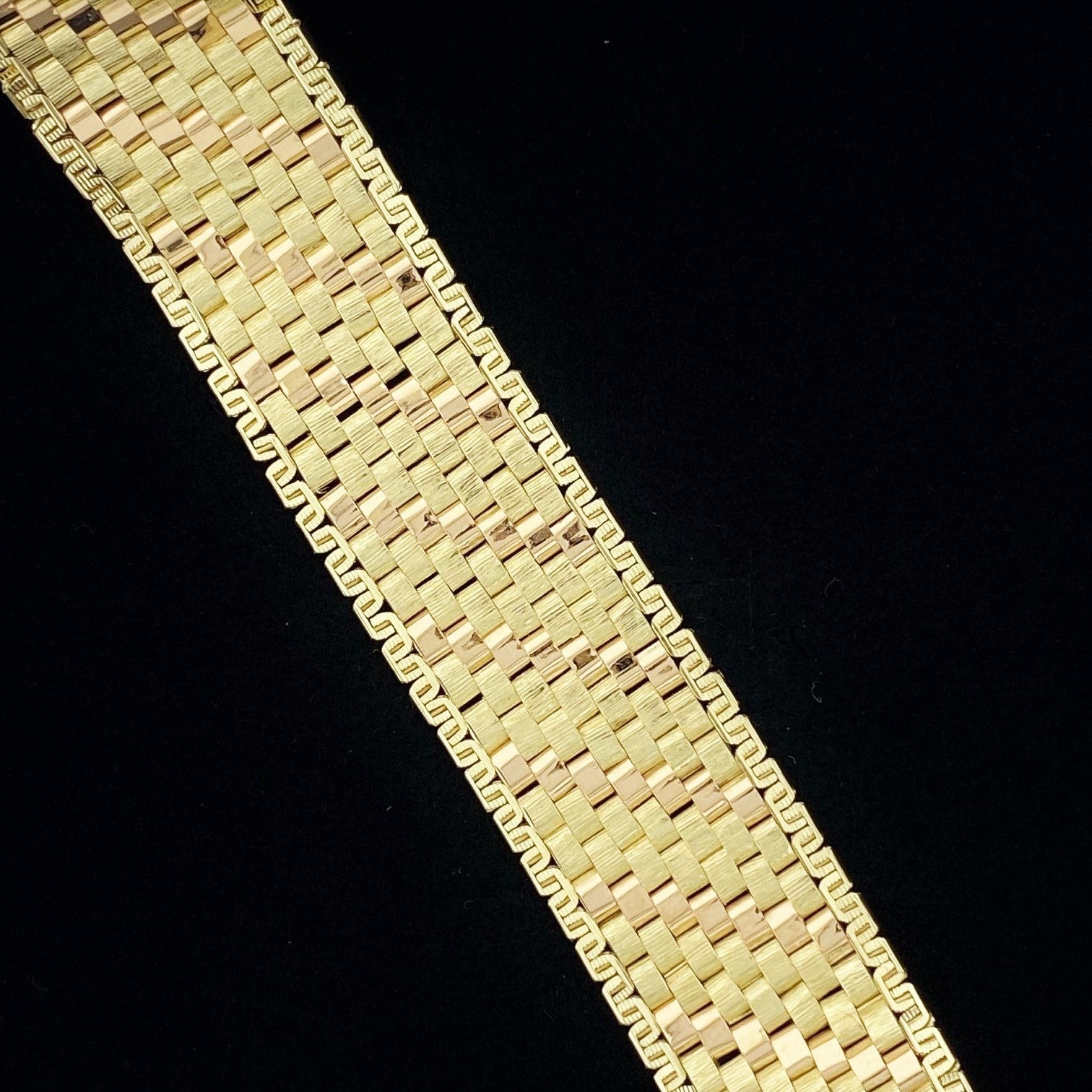 Vintage gullarmbånd med strukturert overflate