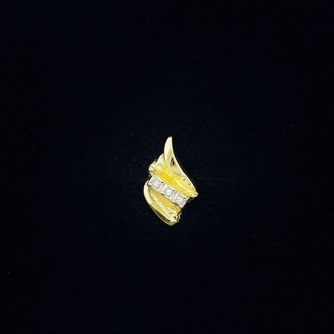 Vintage anheng i gult gull med tre diamanter