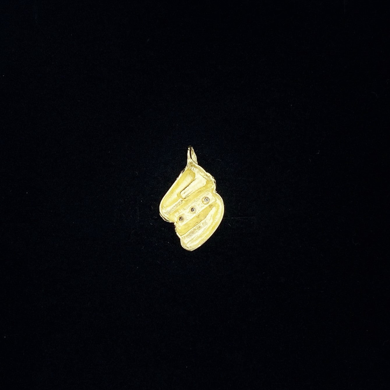 Vintage anheng i gult gull med tre diamanter