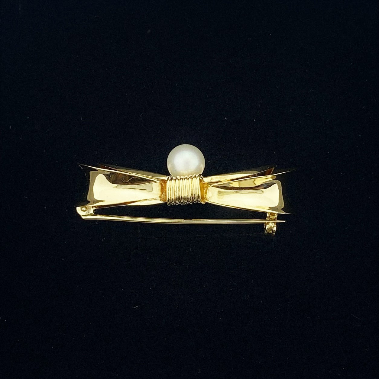 Vintage brooch with pearl in yellow gold