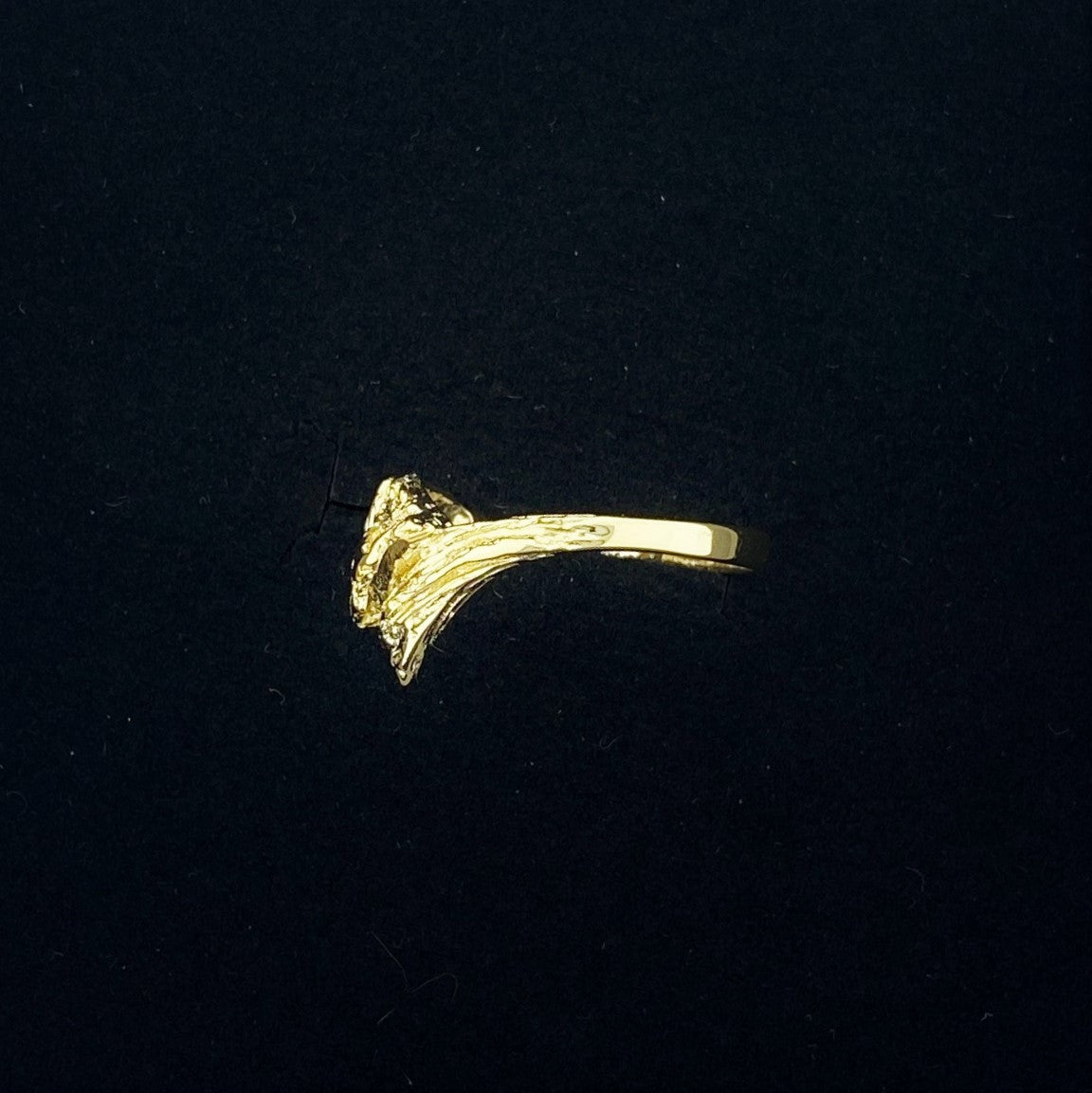 Vintage ring i gult gull med organisk design