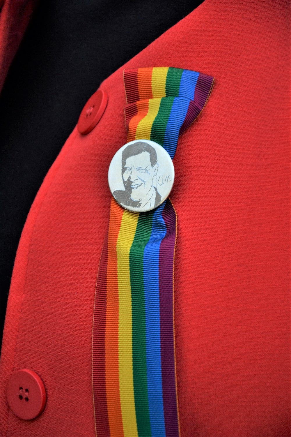 Pride festsløyfe med Kim Friele-portrett