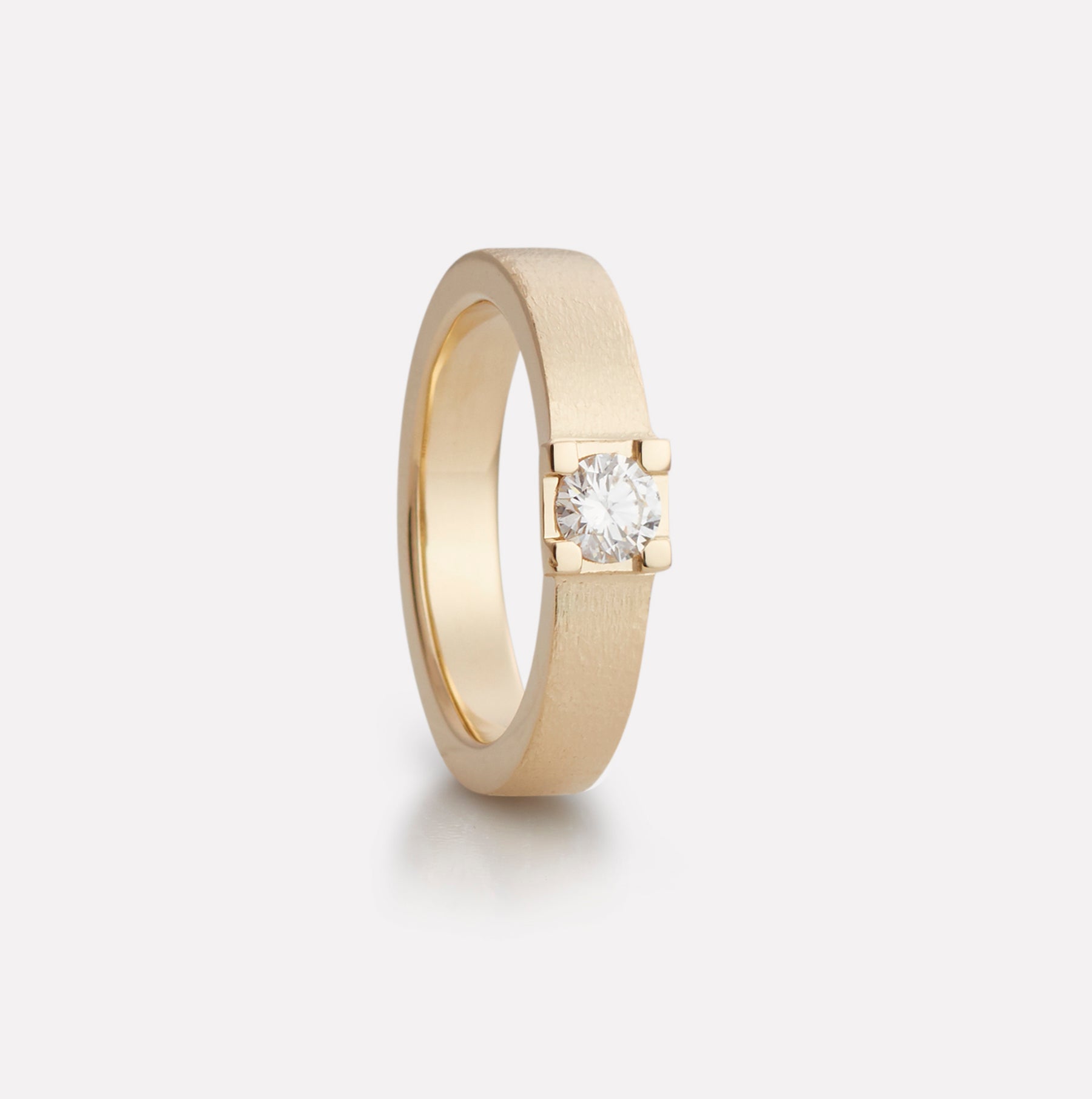 Magnificent ring in yellow gold with diamond