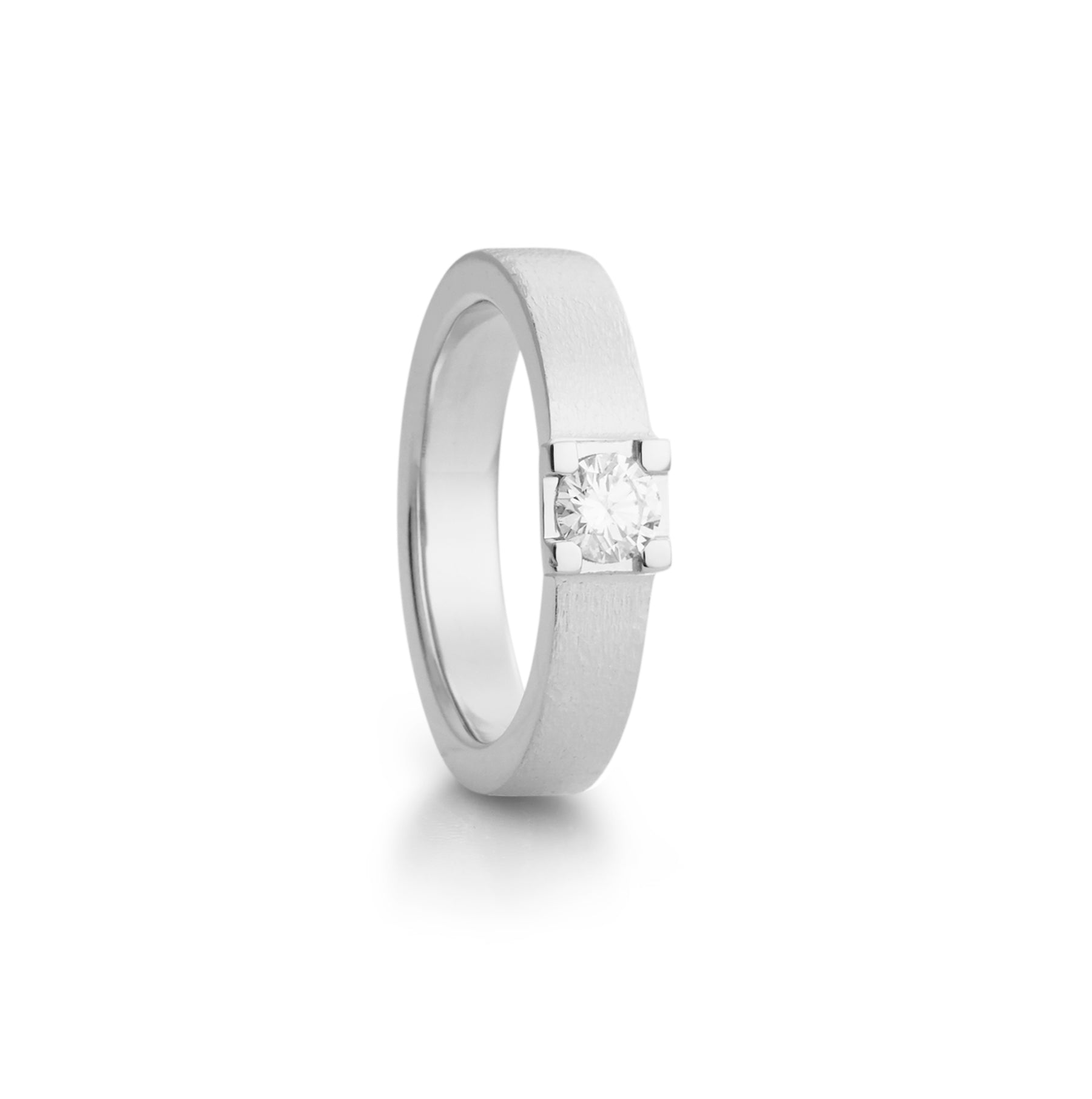 Magnificent ring in white gold with diamond