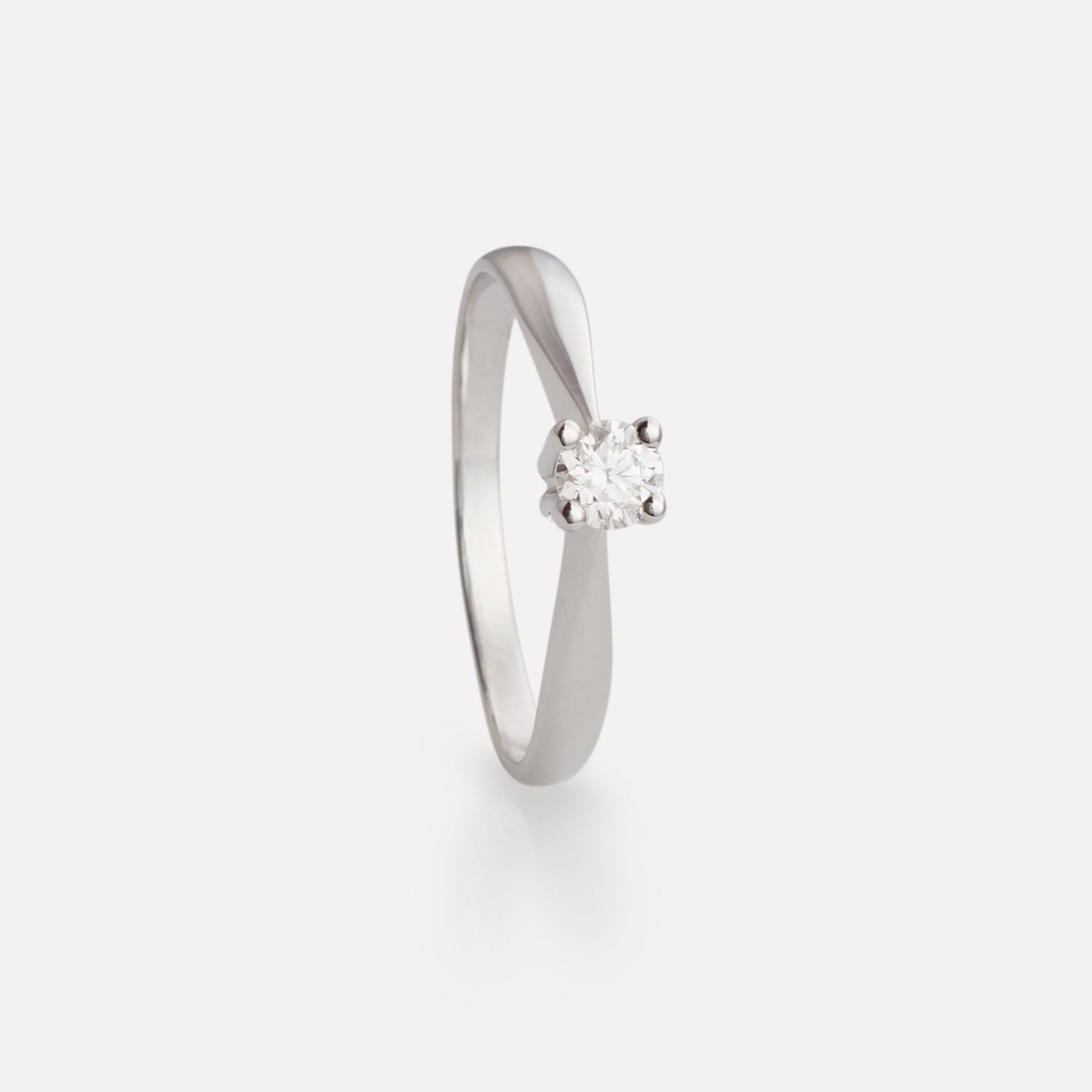 Karin ring in white gold with diamond