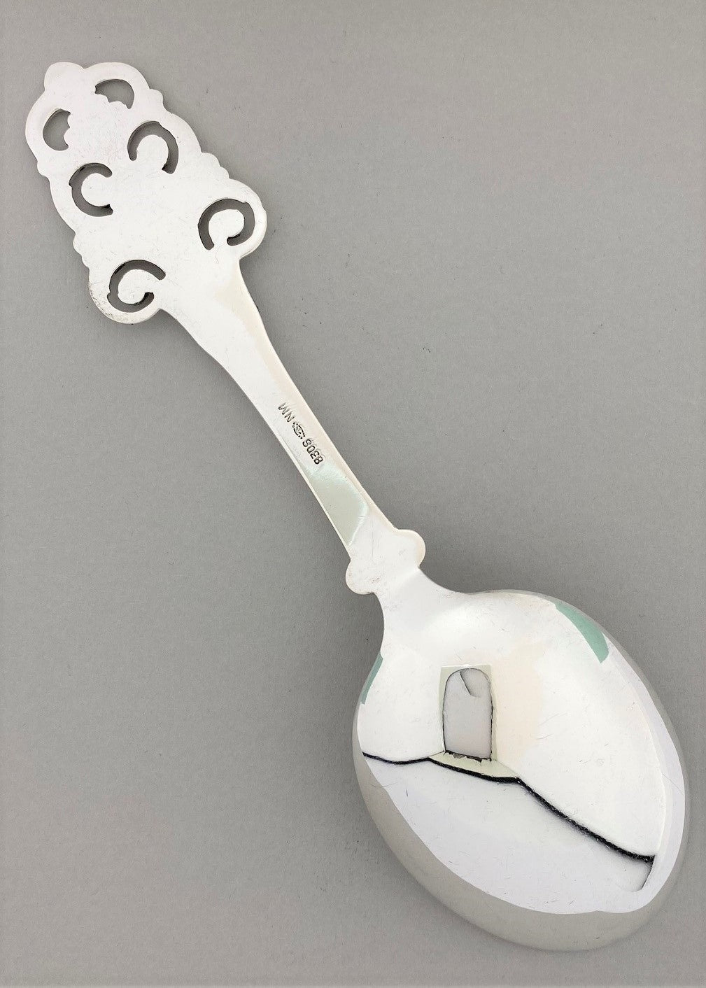 Vintage salad spoon / serving spoon in unknown pattern