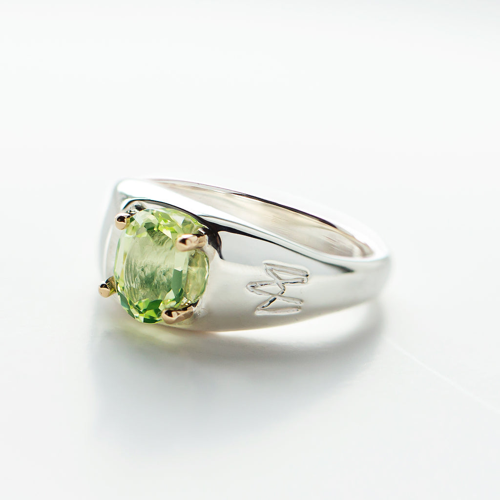 Billie ring in silver with synthetic Peridot